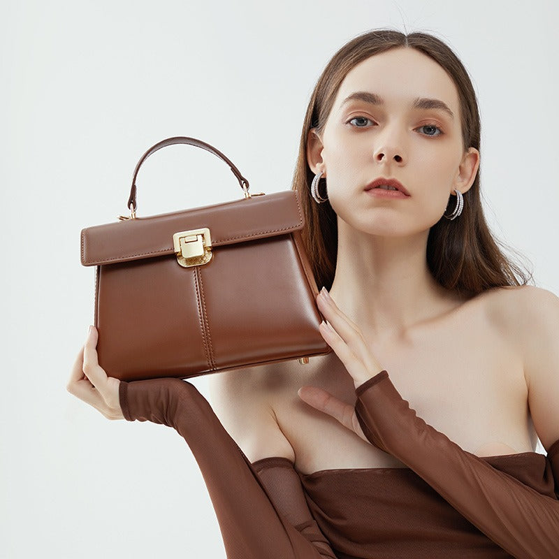 Schultertasche aus Leder mit Schnalle