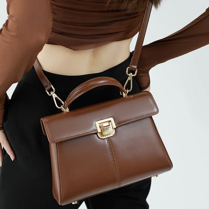 Schultertasche aus Leder mit Schnalle