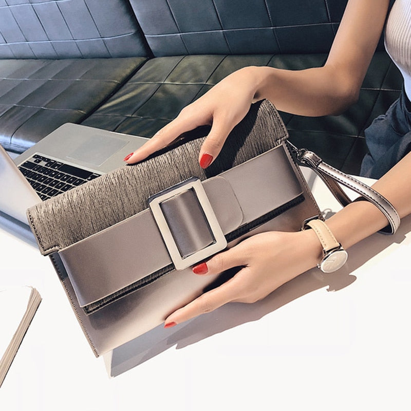 Clutch mit Schnalle aus PU-Kunstleder