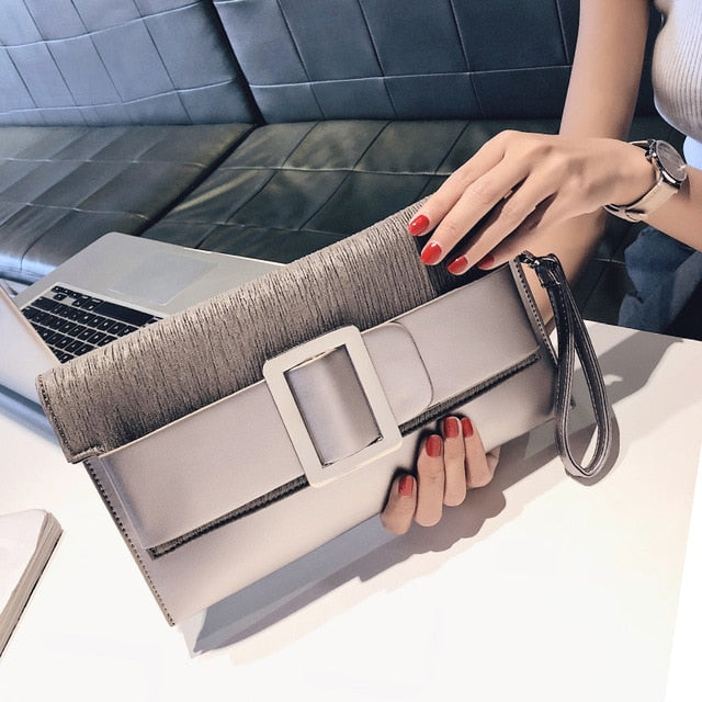 Clutch mit Schnalle aus PU-Kunstleder