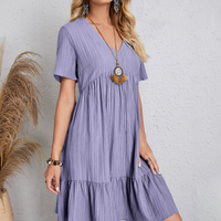Einfarbiges Babydoll-Kleid mit V-Ausschnitt „Carla“