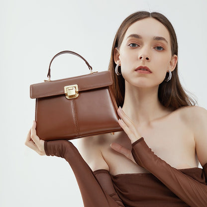 Schultertasche aus Leder mit Schnalle