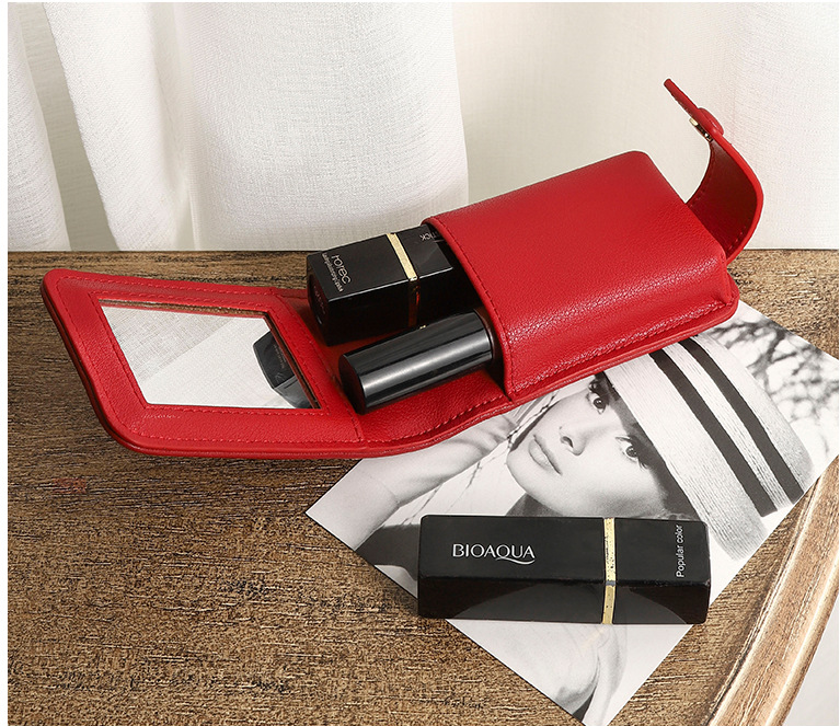 Gestepptes Lippenstift-Etui mit Spiegel aus Kunstleder (Mikrofaser)