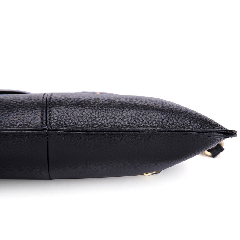 Crossbody-Clutch aus Kunstleder