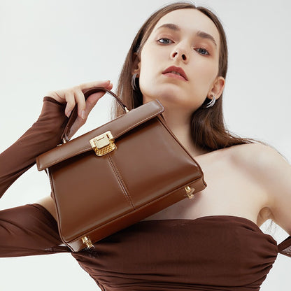 Schultertasche aus Leder mit Schnalle