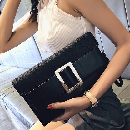 Clutch mit Schnalle aus PU-Kunstleder