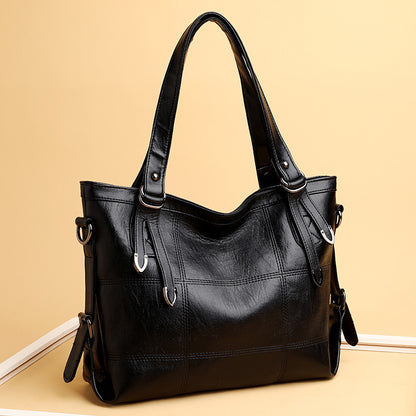 Shopper mit Ziernähten aus PU-Kunstleder
