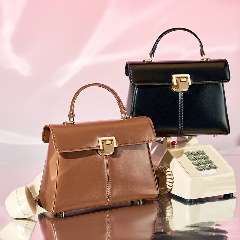 Schultertasche aus Leder mit Schnalle