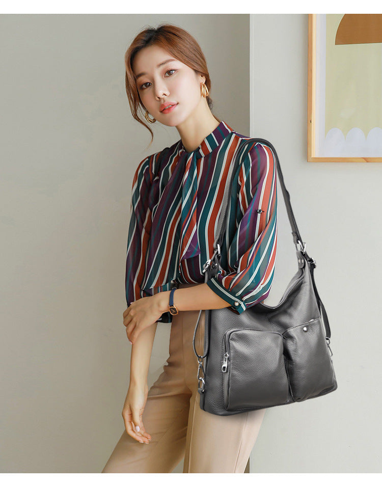 Wandelbare Schultertasche aus genarbtem Leder