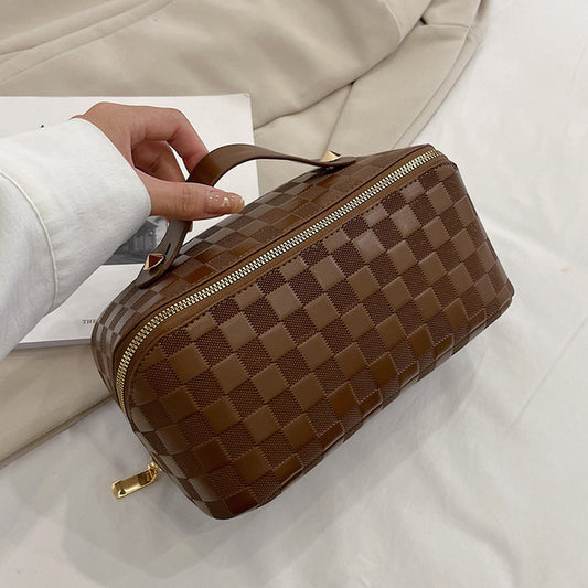 Kosmetiktasche mit Karo-Prägung zum Aufklappen aus PU-Kunstleder