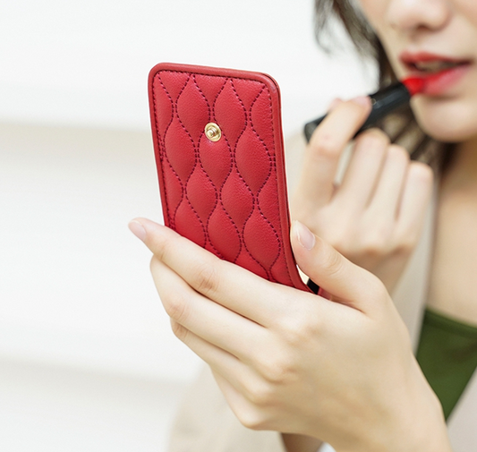 Gestepptes Lippenstift-Etui mit Spiegel aus Kunstleder (Mikrofaser)