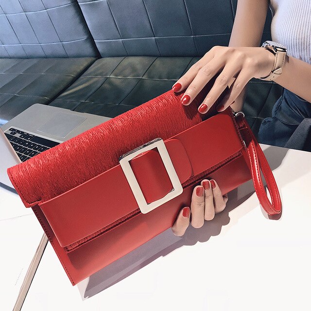 Clutch mit Schnalle aus PU-Kunstleder